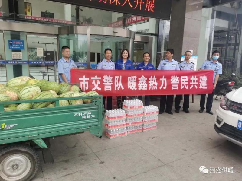高溫下交警執(zhí)勤忙，暖鑫熱力送瓜送水送清涼